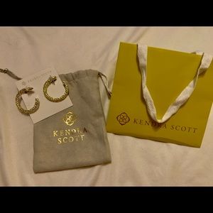 Kendra Scott- Maggie small hoops in gold